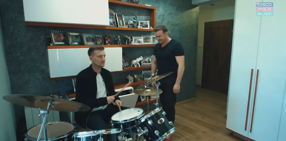 Radek Liszewski „Weekend„ mieszka w luksusie?! Gwiazdor disco polo pokazał publicznie swoje mieszkanie! [Zdjęcia]
